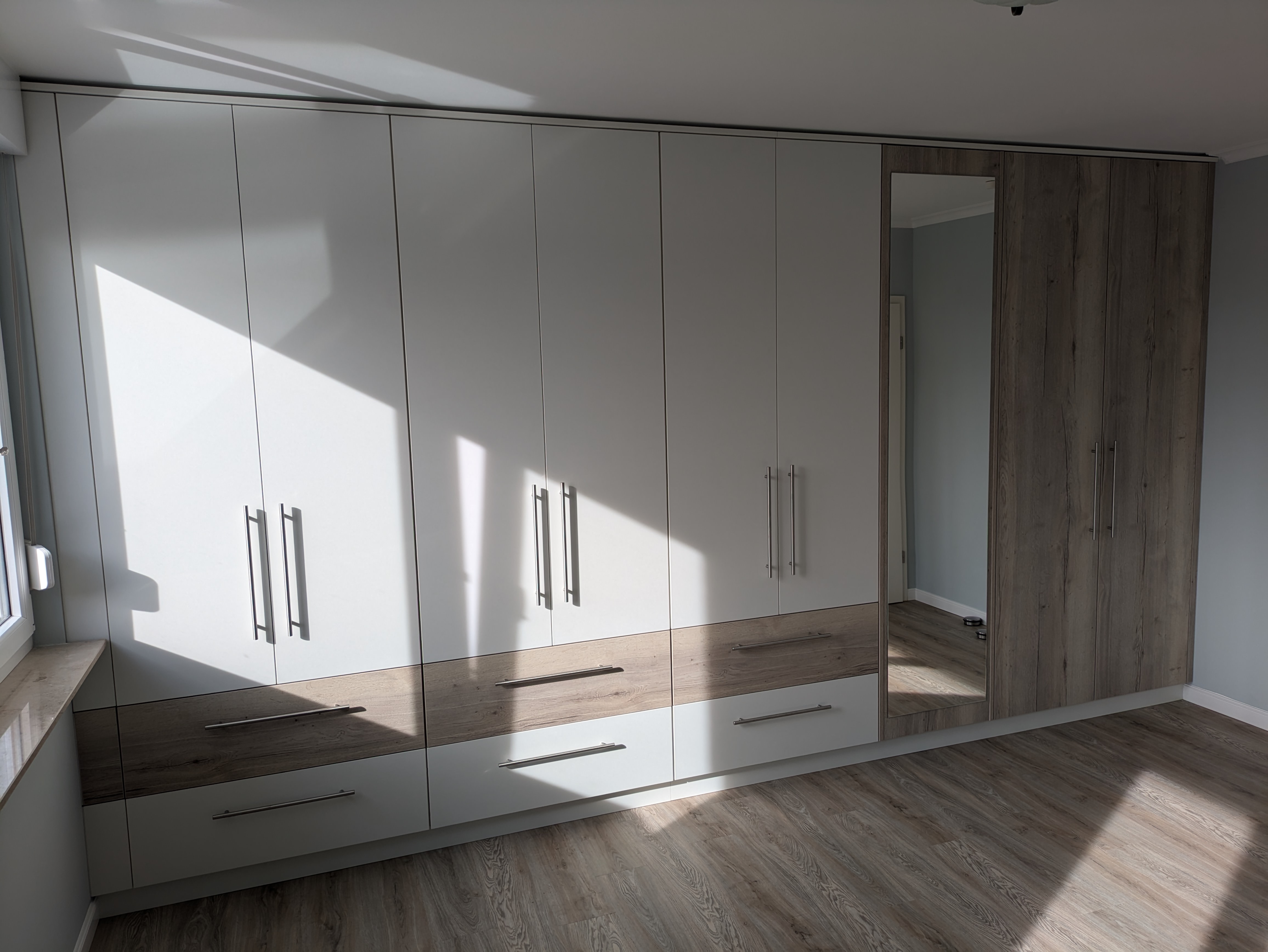 Eleganter Schwebetürenschrank für das Schlafzimmer