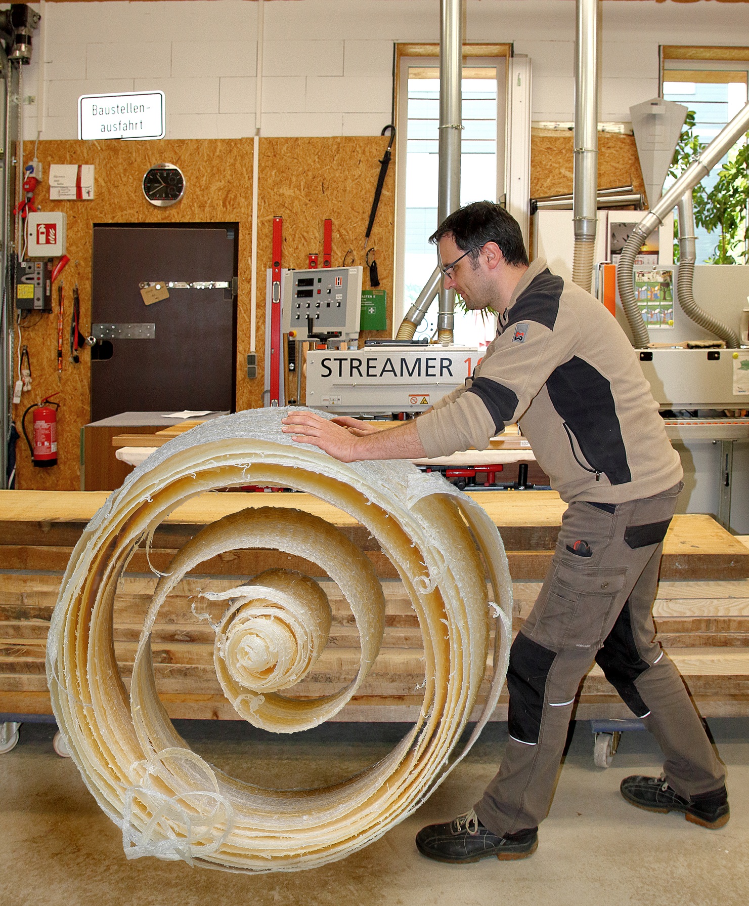 Unser Miester mit dem wahrscheinlich größten Holzspan der Welt