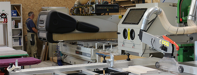 Bild mit einer CNC Maschine mit derer Bohrköpfen in Nahaufnahme